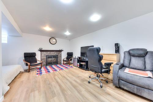 Salle familiale - 123 Rue Houde, Kirkland, QC - Indoor With Fireplace