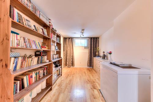 Boudoir - 123 Rue Houde, Kirkland, QC - Indoor