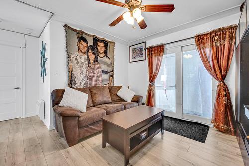 Salon - 1826 Boul. St-Antoine, Saint-Jérôme, QC - Indoor