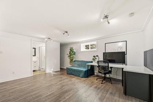 Salle familiale - 924 Rue Brissette, Sainte-Julie, QC - Indoor