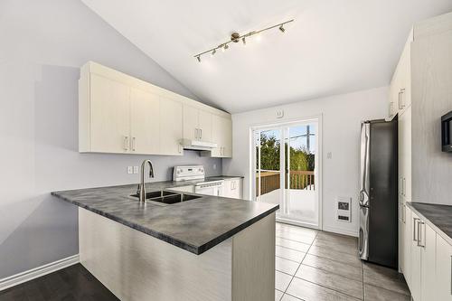 Cuisine - 924 Rue Brissette, Sainte-Julie, QC - Indoor Photo Showing Kitchen With Double Sink
