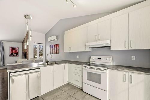 Cuisine - 924 Rue Brissette, Sainte-Julie, QC - Indoor Photo Showing Kitchen With Double Sink