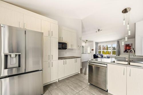 Cuisine - 924 Rue Brissette, Sainte-Julie, QC - Indoor Photo Showing Kitchen With Double Sink