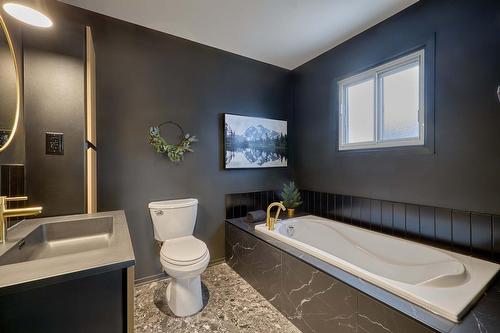 Salle de bains attenante à la CCP - E-735 Ch. Des Trois-Villages, Piedmont, QC - Indoor Photo Showing Bathroom