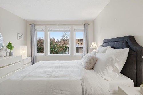 301-1121 Oscar St, Victoria, BC - Indoor Photo Showing Bedroom