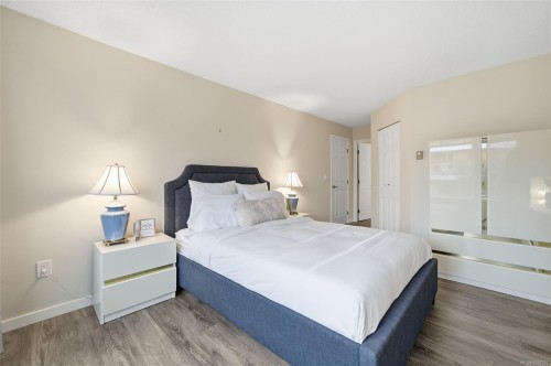 301-1121 Oscar St, Victoria, BC - Indoor Photo Showing Bedroom
