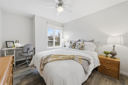 301-1121 Oscar St, Victoria, BC - Indoor Photo Showing Bedroom