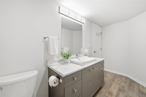 301-1121 Oscar St, Victoria, BC - Indoor Photo Showing Bathroom
