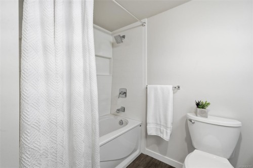301-1121 Oscar St, Victoria, BC - Indoor Photo Showing Bathroom