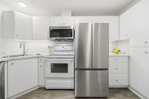 301-1121 Oscar St, Victoria, BC - Indoor Photo Showing Kitchen With Double Sink