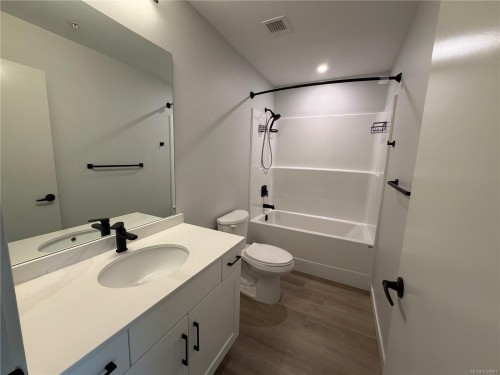 #301-2461 Gateway Rd, Langford, BC - Indoor Photo Showing Bathroom