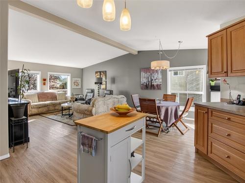 797 Eckhardt Avenue, Penticton, BC - Indoor Photo Showing Living Room