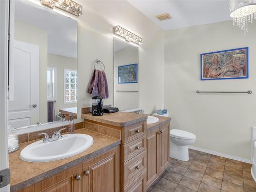 797 Eckhardt Avenue, Penticton, BC - Indoor Photo Showing Bathroom