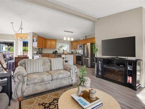 797 Eckhardt Avenue, Penticton, BC - Indoor Photo Showing Living Room