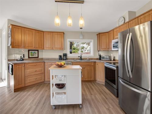 797 Eckhardt Avenue, Penticton, BC - Indoor Photo Showing Kitchen