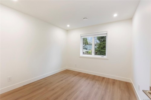 2-990 Mcbriar Ave, Saanich, BC 