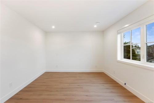 2-990 Mcbriar Ave, Saanich, BC 