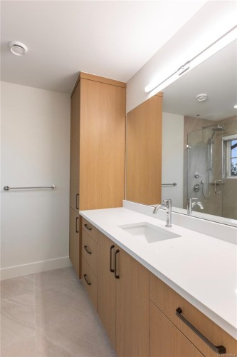 2-990 Mcbriar Ave, Saanich, BC 