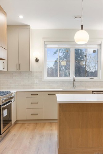 2-990 Mcbriar Ave, Saanich, BC 