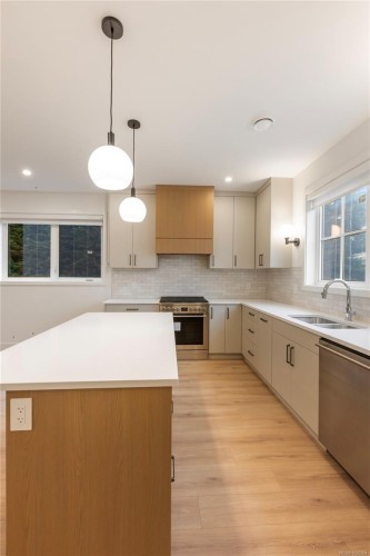 2-990 Mcbriar Ave, Saanich, BC 