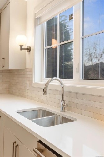 2-990 Mcbriar Ave, Saanich, BC 