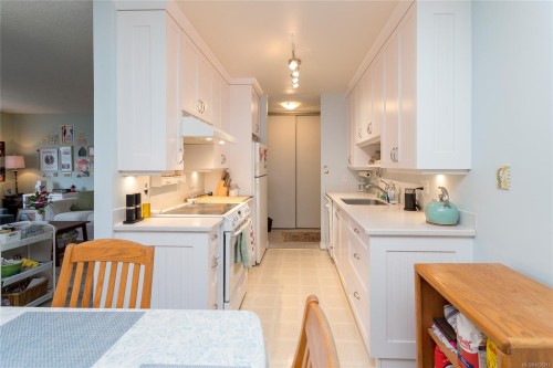 204-10160 Third St, Sidney, BC - Indoor Photo Showing Laundry Room