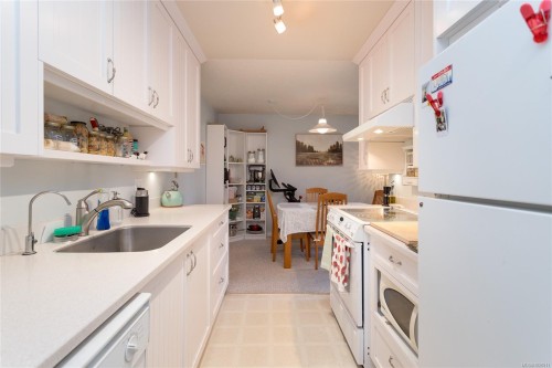 204-10160 Third St, Sidney, BC - Indoor Photo Showing Kitchen