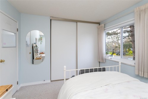 204-10160 Third St, Sidney, BC - Indoor Photo Showing Bedroom