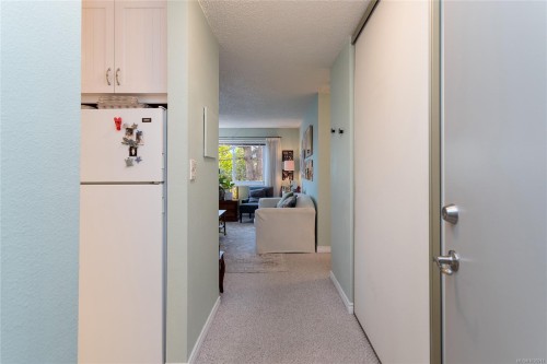 204-10160 Third St, Sidney, BC - Indoor Photo Showing Other Room