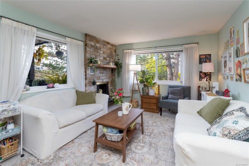 204-10160 Third St, Sidney, BC - Indoor Photo Showing Living Room With Fireplace