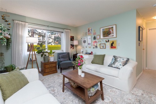 204-10160 Third St, Sidney, BC - Indoor Photo Showing Living Room