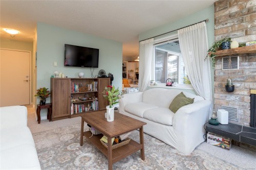 204-10160 Third St, Sidney, BC - Indoor Photo Showing Living Room