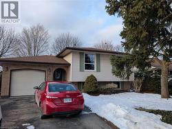 33 APPLEFORD Road  Hamilton, ON L9C 6B5