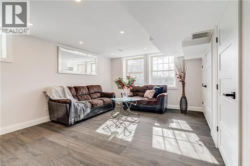 1320 Monmouth Drive, Burlington, ON - Indoor Photo Showing Living Room