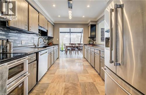 35 Glendan Court, Cambridge, ON - Indoor Photo Showing Kitchen With Upgraded Kitchen