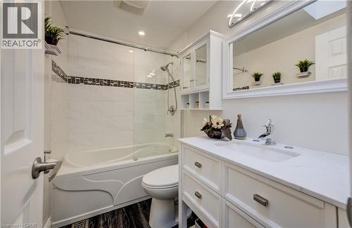 35 Glendan Court, Cambridge, ON - Indoor Photo Showing Bathroom