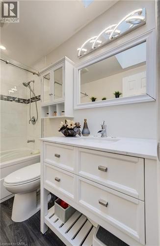 35 Glendan Court, Cambridge, ON - Indoor Photo Showing Bathroom