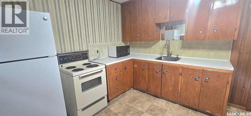 422 Mullin Avenue E, Regina, SK - Indoor Photo Showing Kitchen