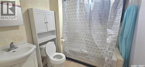 422 Mullin Avenue E, Regina, SK - Indoor Photo Showing Bathroom