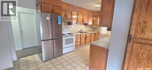 422 Mullin Avenue E, Regina, SK - Indoor Photo Showing Kitchen With Double Sink
