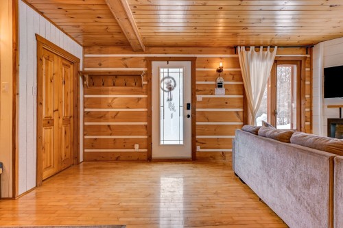 Hall d'entrée/Vestibule - 1160 Ch. Francisco, Rivière-Rouge, QC - Indoor With Fireplace