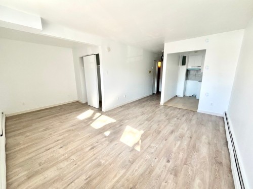 Salon - 207-630 Av. Ste-Croix, Montréal (Saint-Laurent), QC - Indoor Photo Showing Other Room