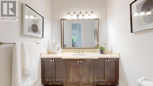 112 Centre Avenue, Toronto, ON - Indoor Photo Showing Bathroom