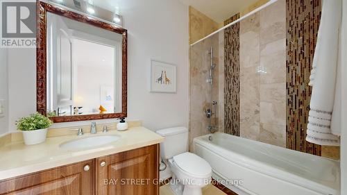 112 Centre Avenue, Toronto, ON - Indoor Photo Showing Bathroom