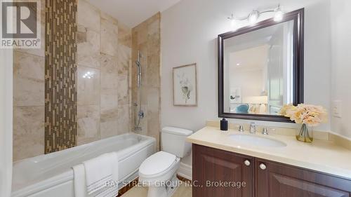 112 Centre Avenue, Toronto, ON - Indoor Photo Showing Bathroom