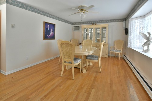 Salon - 138 Crois. Fairlawn, Beaconsfield, QC - Indoor Photo Showing Dining Room