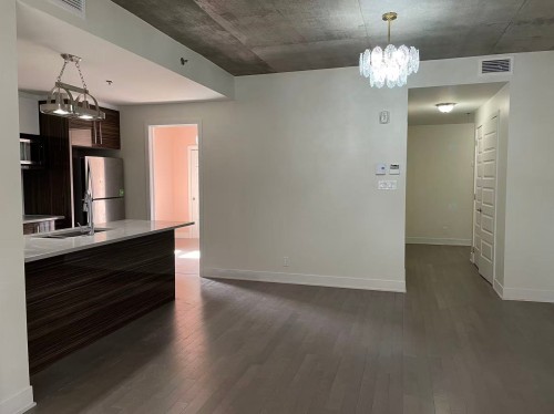 Salon - 416-2335 Ch. Manella, Mont-Royal, QC - Indoor