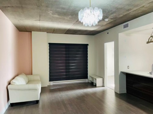 Salon - 416-2335 Ch. Manella, Mont-Royal, QC - Indoor