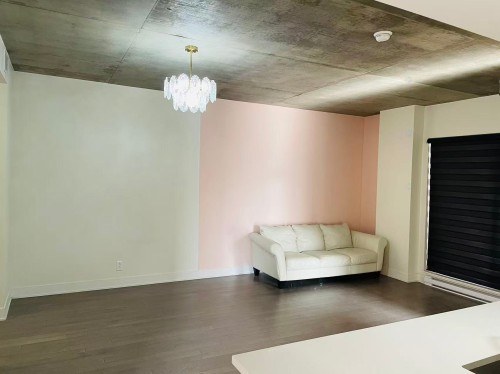 Salon - 416-2335 Ch. Manella, Mont-Royal, QC - Indoor