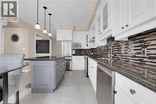 8 Chartwell Circle, Hamilton, ON - Indoor Photo Showing Kitchen With Upgraded Kitchen